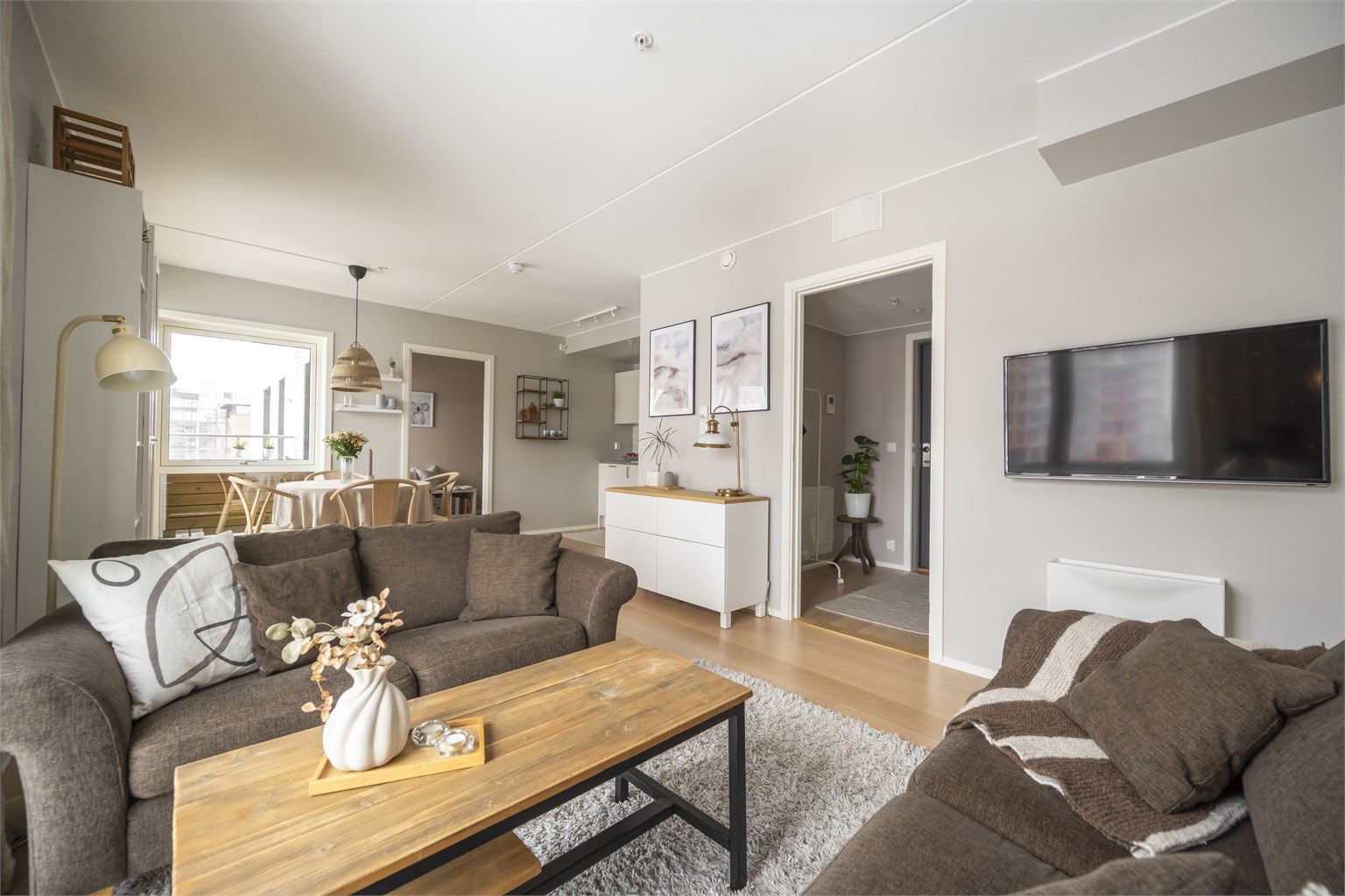 Stuen og kjøkkenet er i en åpen løsning som skaper en sosial og sammenhengende sone.