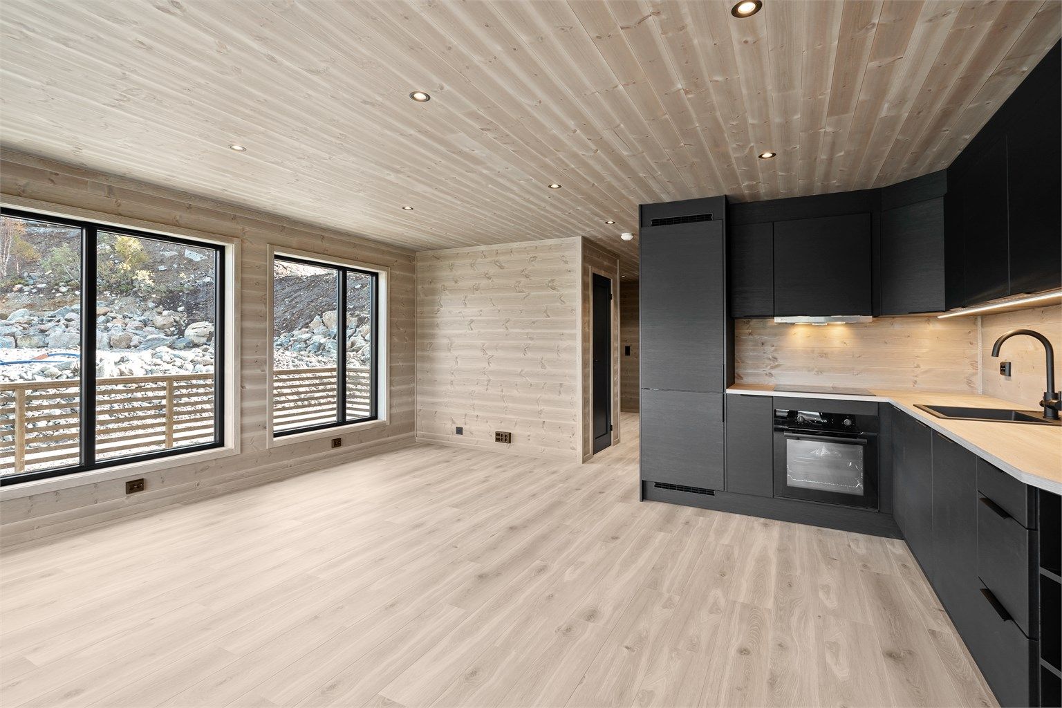 Det er åpen kjøkkenstue løsning med et innholdsrikt og stort kjøkken. 