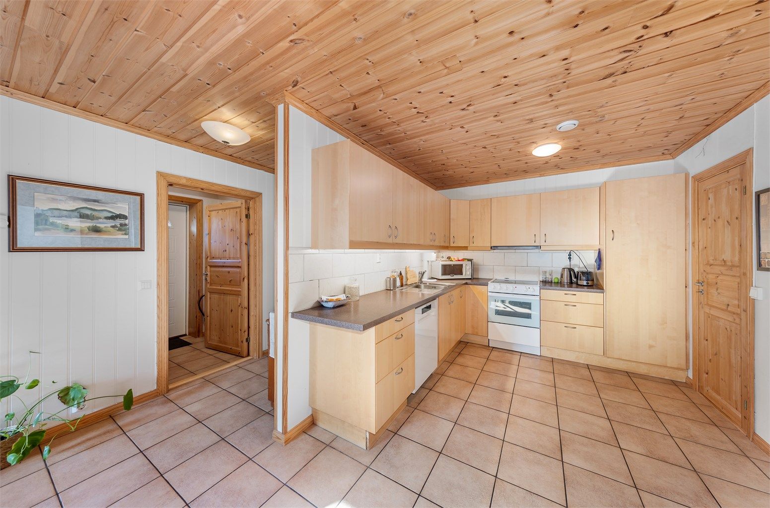 Kjøkkeninnredningen i utleiedelen har rikelig med skap, skuffer og benkeplass.