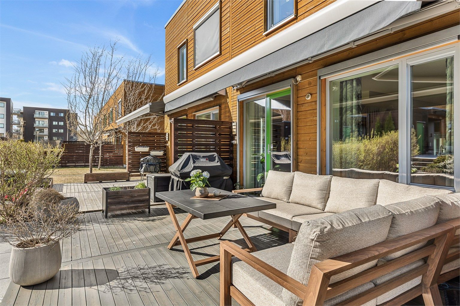 Solrik og skjermet terrasse med god plass til utemøbler – perfekt for lange sommerdager.