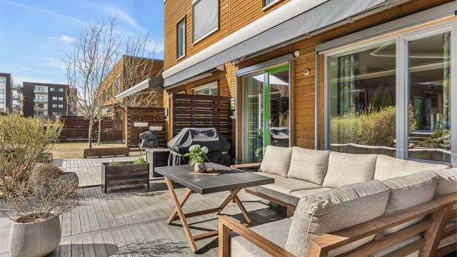 Solrik og skjermet terrasse med god plass til utemøbler – perfekt for lange sommerdager.