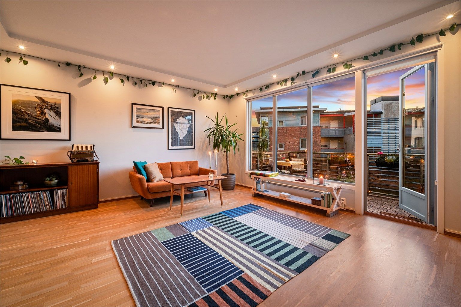 Overflatene i leiligheten er malt i delikate fargekombinasjoner som skaper en fin atmosfære. 