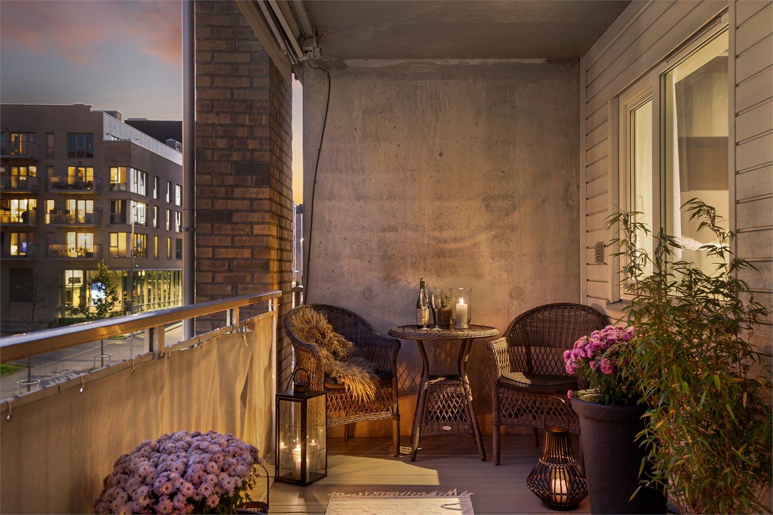 Balkongen er overbygd så her kan du også sitte ute på regnværsdager - fotograf: Eiendomsfoto