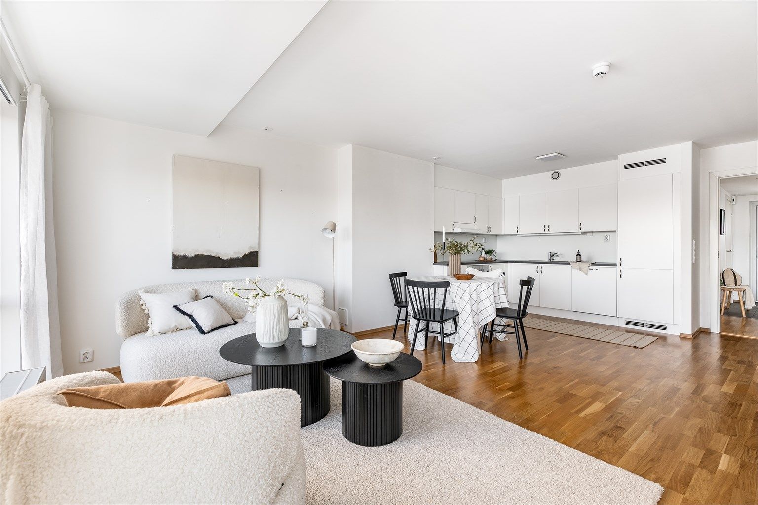 Leilighetens 76 kvm. er meget godt utnyttet med 3 soverom og 2 bad i tillegg til stue og kjøkken i åpen løsning.
Fotograf; Børge Oppegård.