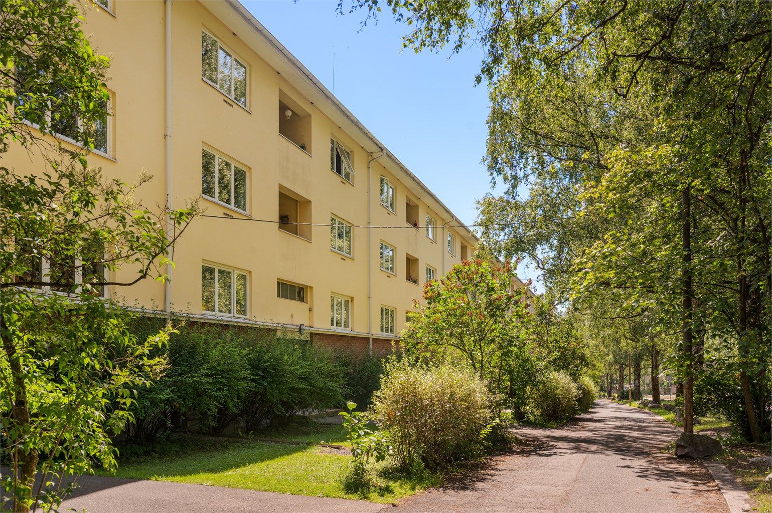 To herlige og usjenerte balkonger mot hhv øst og vest - fantastiske solforhold! Stue mot vest og gaten, og soverommene mot øst og bakgård.