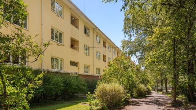 To herlige og usjenerte balkonger mot hhv øst og vest - fantastiske solforhold! Stue mot vest og gaten, og soverommene mot øst og bakgård.