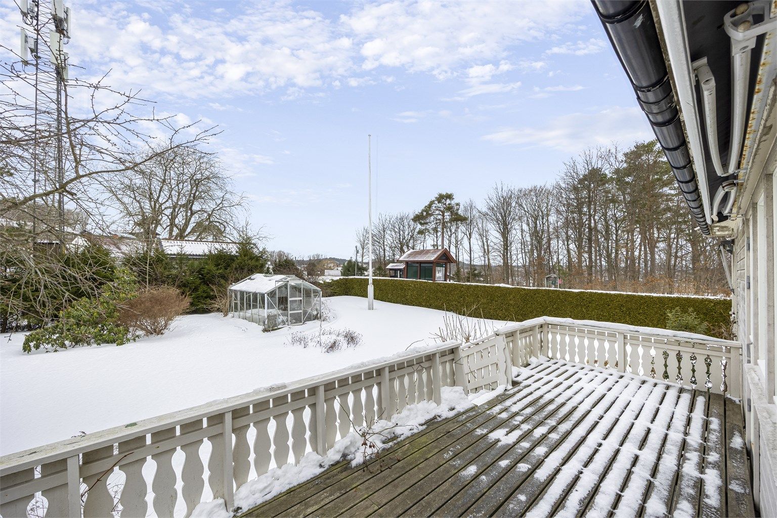 Den romslige terrassen på 26 m² har gode solforhold og utgang fra stuen.