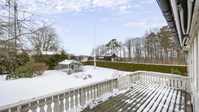 Den romslige terrassen på 26 m² har gode solforhold og utgang fra stuen.