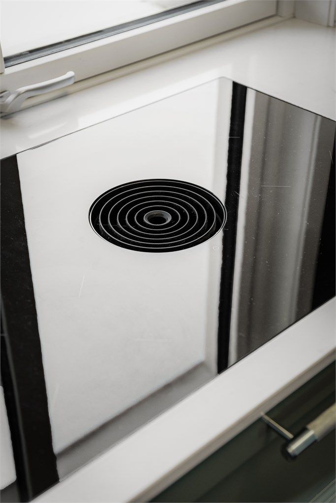 Kjøkkenet er utstyrt med integrert stekeovn, platetopp, kjøl- og fryseskap og oppvaskmaskin.