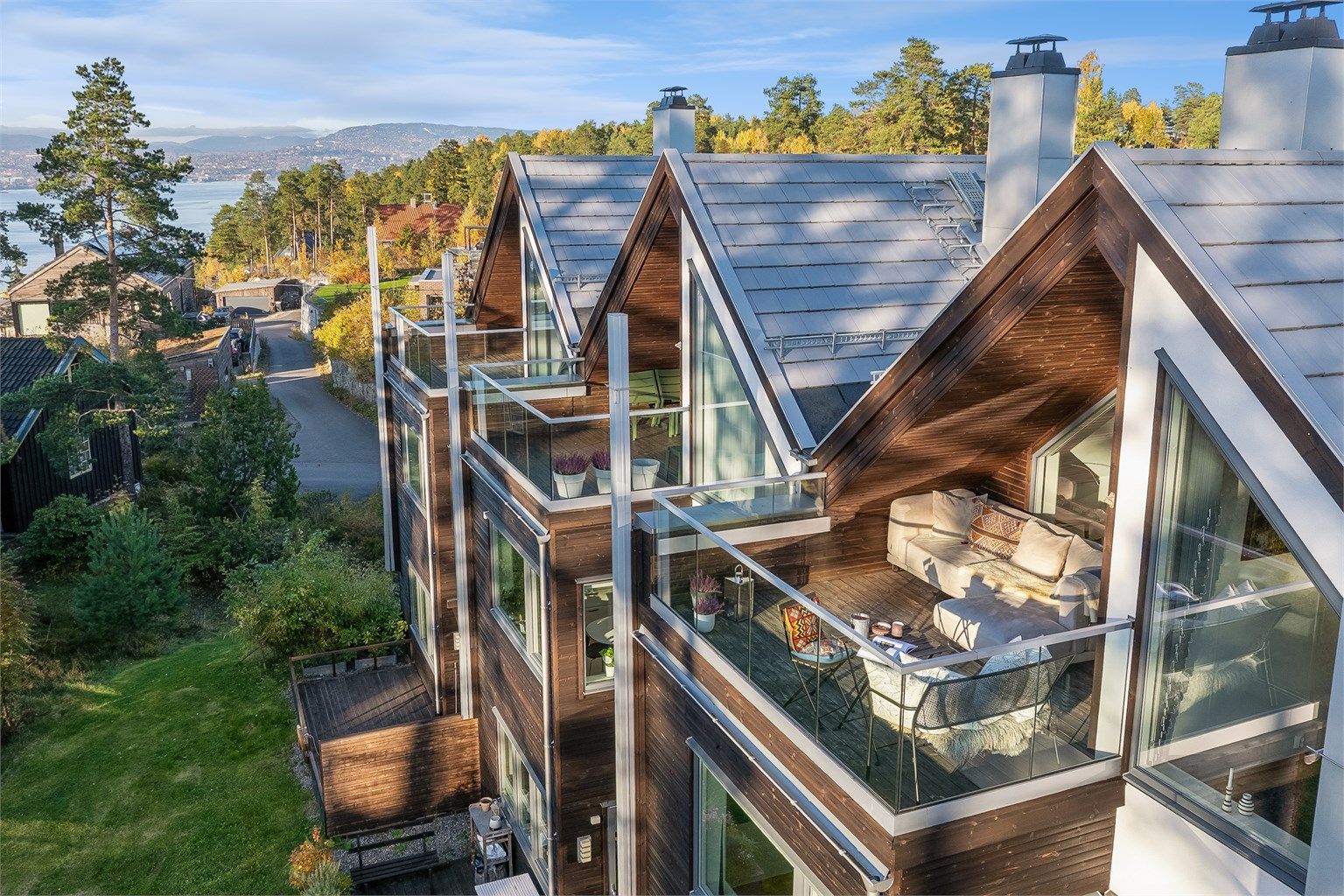 Her er det god plass til sosiale sammenkomster med familie og venner, ideelt for måltider og lange sommerkvelder. Her sitter du skjermet og komfortabelt med flott utsikt over Oslofjorden, hvor vakre farger i solnedgangen maler himmelen i vakre fargespill.