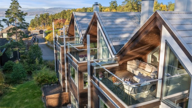 Her er det god plass til sosiale sammenkomster med familie og venner, ideelt for måltider og lange sommerkvelder. Her sitter du skjermet og komfortabelt med flott utsikt over Oslofjorden, hvor vakre farger i solnedgangen maler himmelen i vakre fargespill.