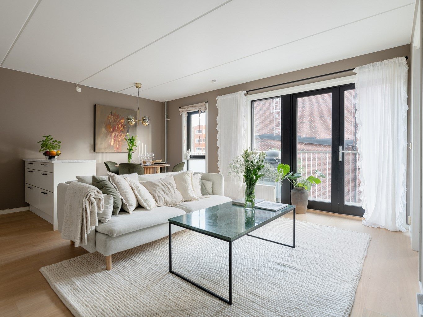 Velkommen til Peter Møllers vei 5B. -En leilighet med god planløsning, flott standard og store vinduer som slipper inn godt med naturlig lys.