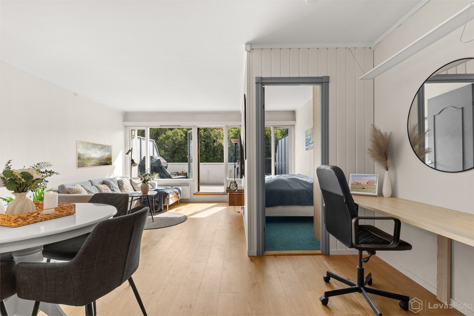 Smart utnyttelse av arealet med plassbygget hjemmekontor.