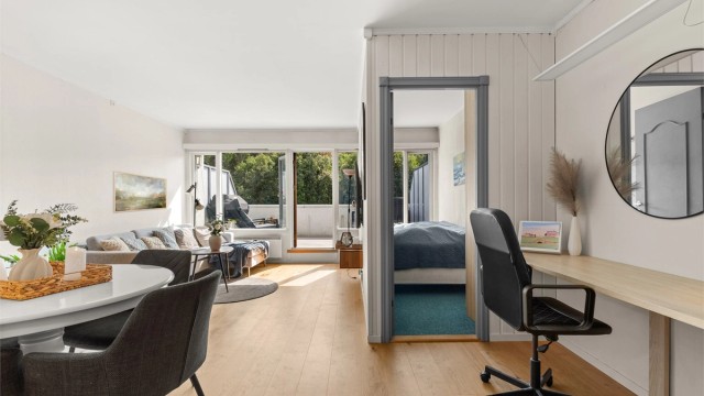 Smart utnyttelse av arealet med plassbygget hjemmekontor.