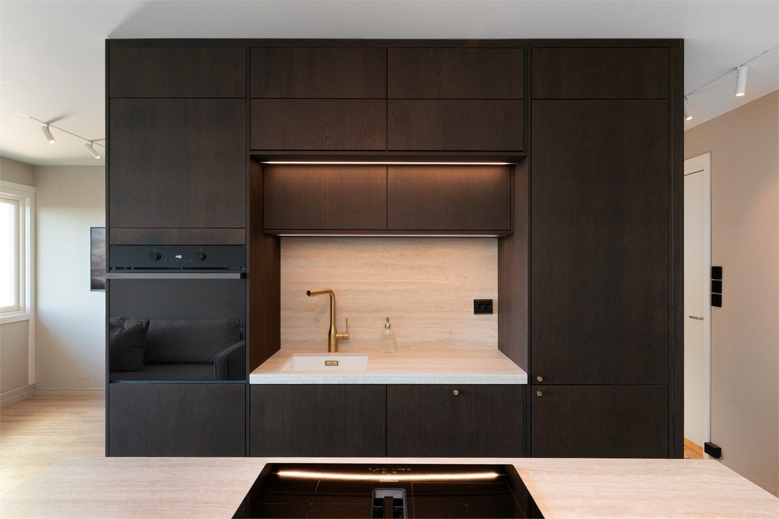 Lekkert kjøkken fra Epoq med fronter i mørk eik (Pillar Dark Oak). Foto: Hanne Bruland