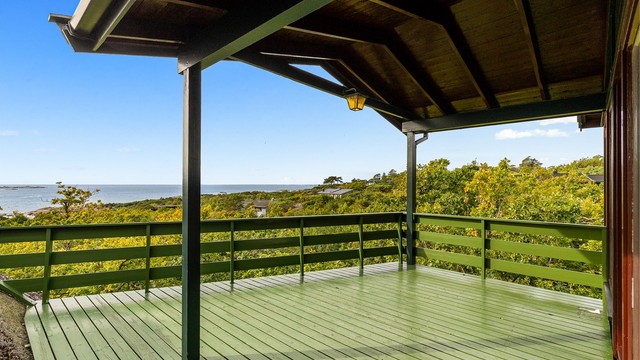 Terrassen vendt mot syd og vest er romslig og kan skilte med både gode solforhold og en fantastisk utsikt. Deler av uteplassen er overbygget, med plass til langbord for hele familien.
