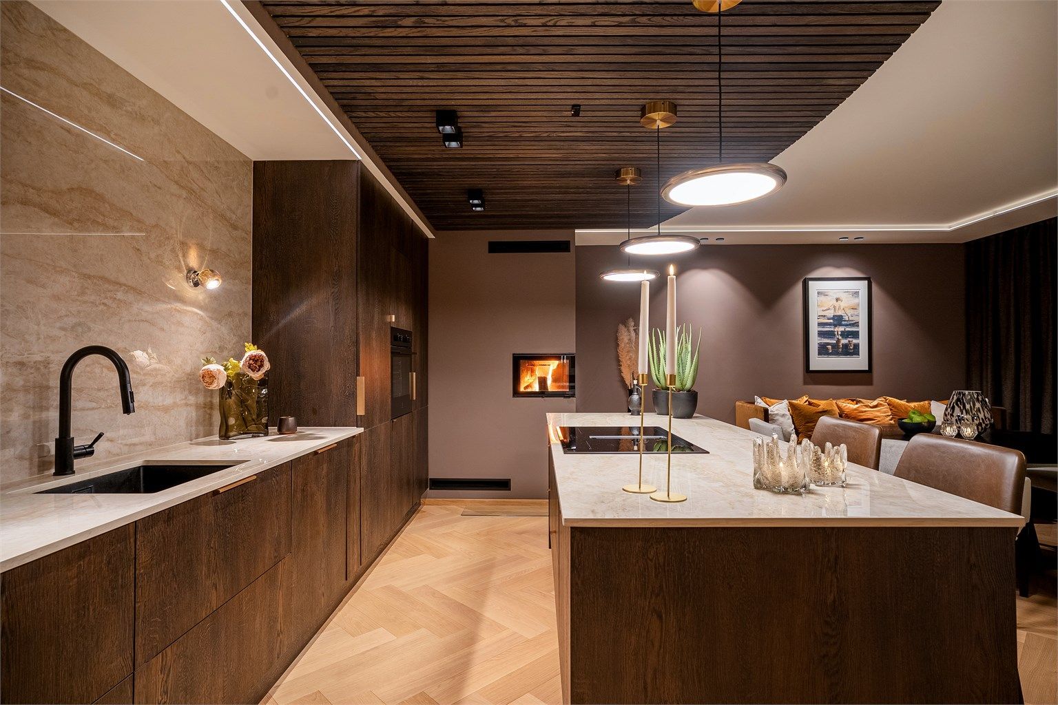 Det er lekre og gjennomførte material- og fargevalg som står i stil og skaper en rød tråd gjennom hele leiligheten. 