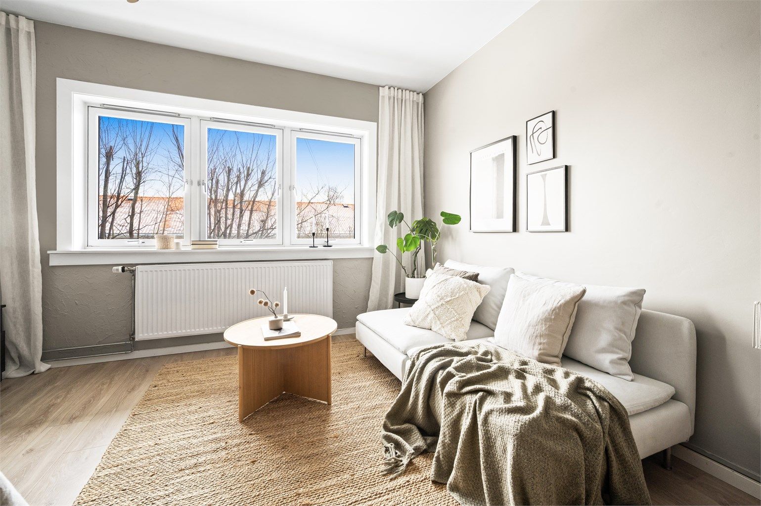 Leiligheten er gjennomgående, og består av entré, bad, soverom, svært romslig stue og et separat kjøkken.