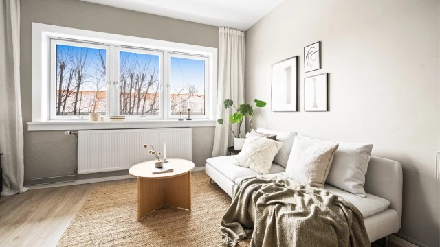 Leiligheten er gjennomgående, og består av entré, bad, soverom, svært romslig stue og et separat kjøkken.