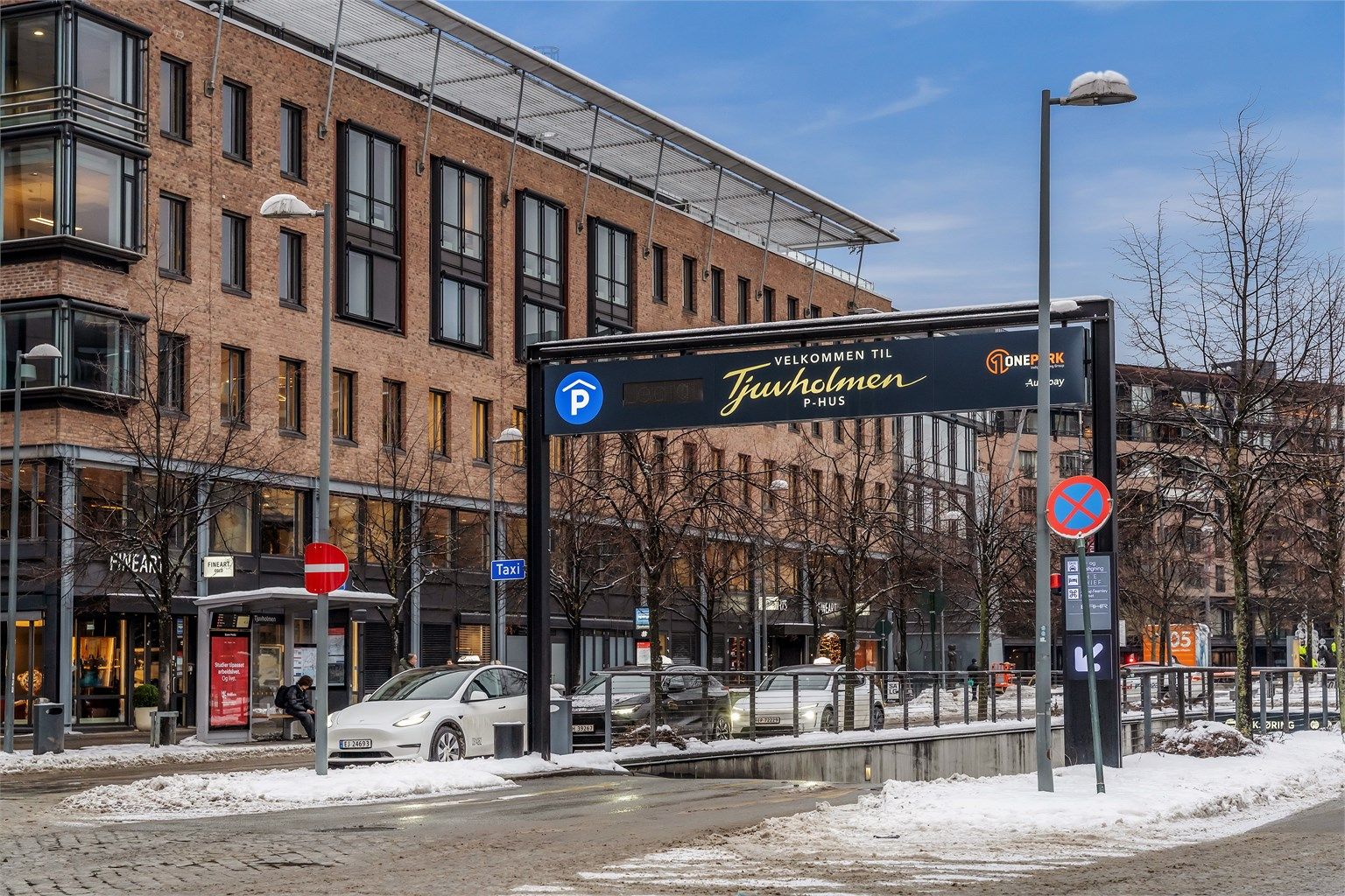 Plass 27-11 i P4 i Tjuvholmen P-hus for salg. Plassen har ladeboks for el-bil og bod i bakkant. Foto: Isnitt v/Nadia Frantzen. Megler: Krogsveen v/Anne Aartun