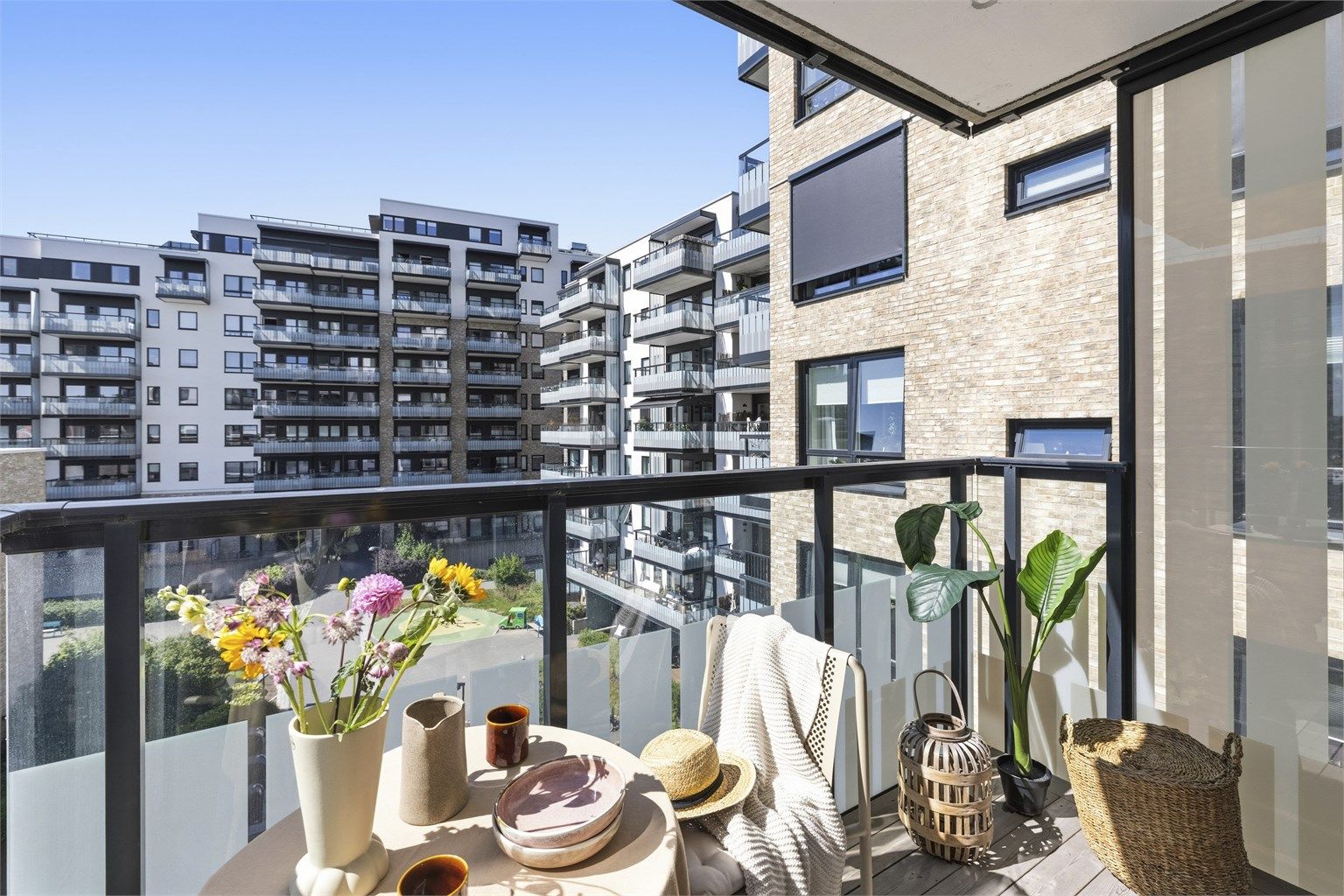 Balkong i betong- og metallkonstruksjon med terrassebord