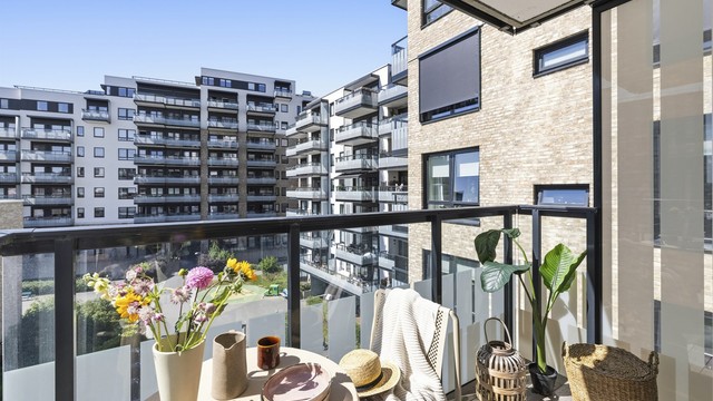 Balkong i betong- og metallkonstruksjon med terrassebord