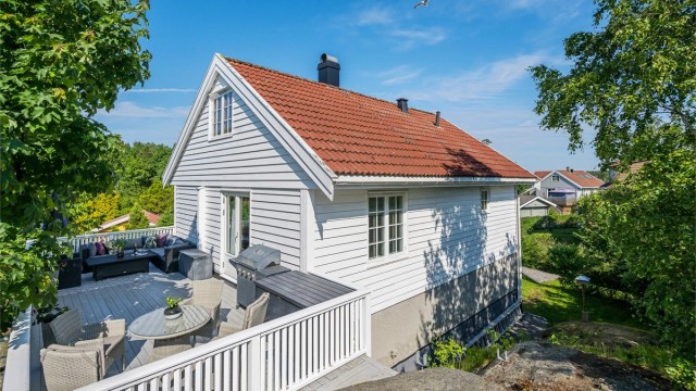 Hyggelig uteplass i sjarmerende omgivelser. (Fotograf Kristian Bollæren/Fotofinish).