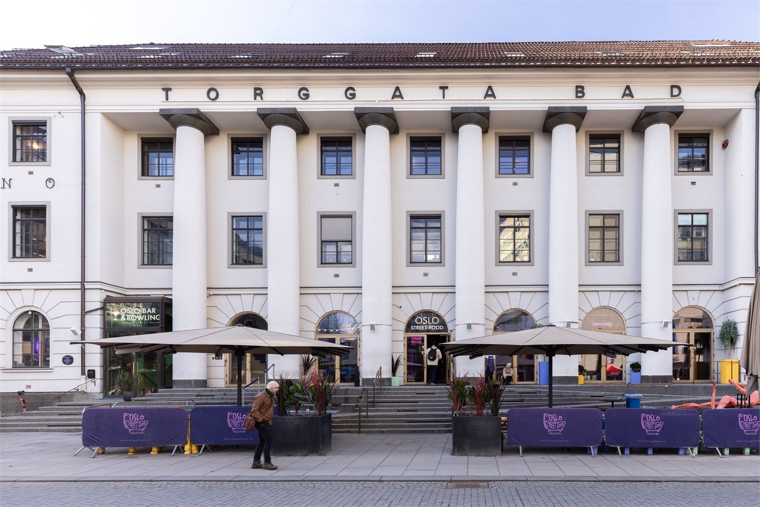 Oslo Street Food i historiske Torggata Bad ligger bare noen minutters gange unna, et levende møtested med spennende smaker og urbant miljø.