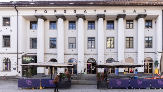 Oslo Street Food i historiske Torggata Bad ligger bare noen minutters gange unna, et levende møtested med spennende smaker og urbant miljø.