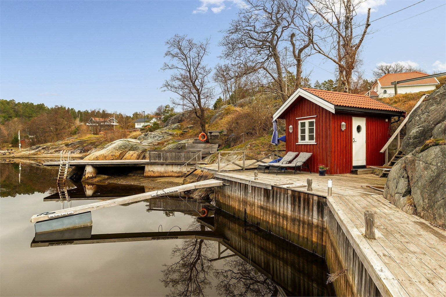 Brygga er delt i to hvor en del benyttes av en hyttenabo.