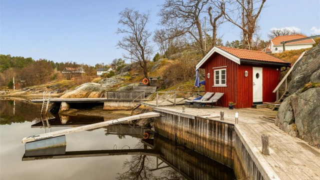 Brygga er delt i to hvor en del benyttes av en hyttenabo.
