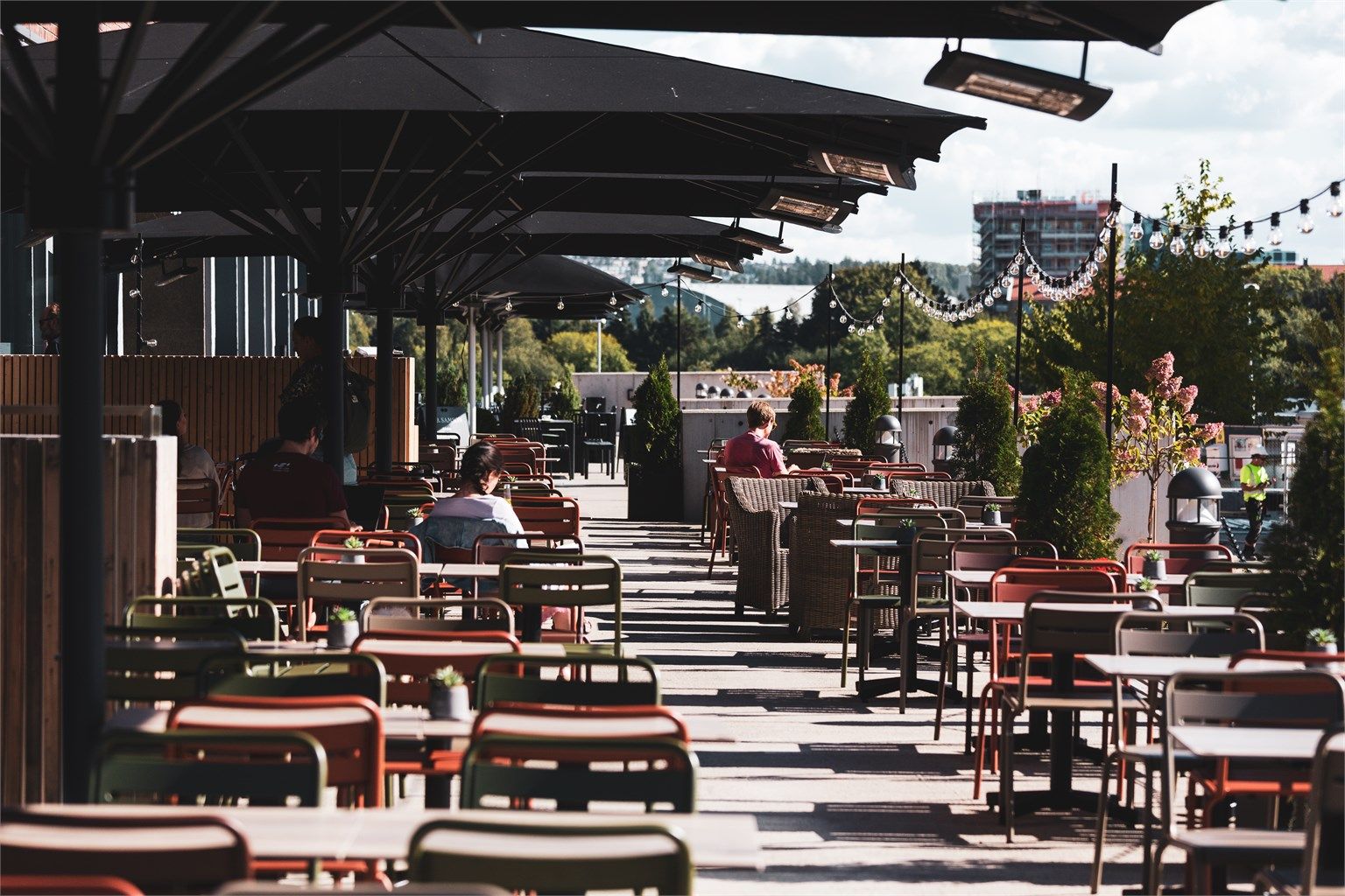 Vinslottet har flere serveringssteder og uteserveringer hvor du kan nyte solen i de varme månedene. 