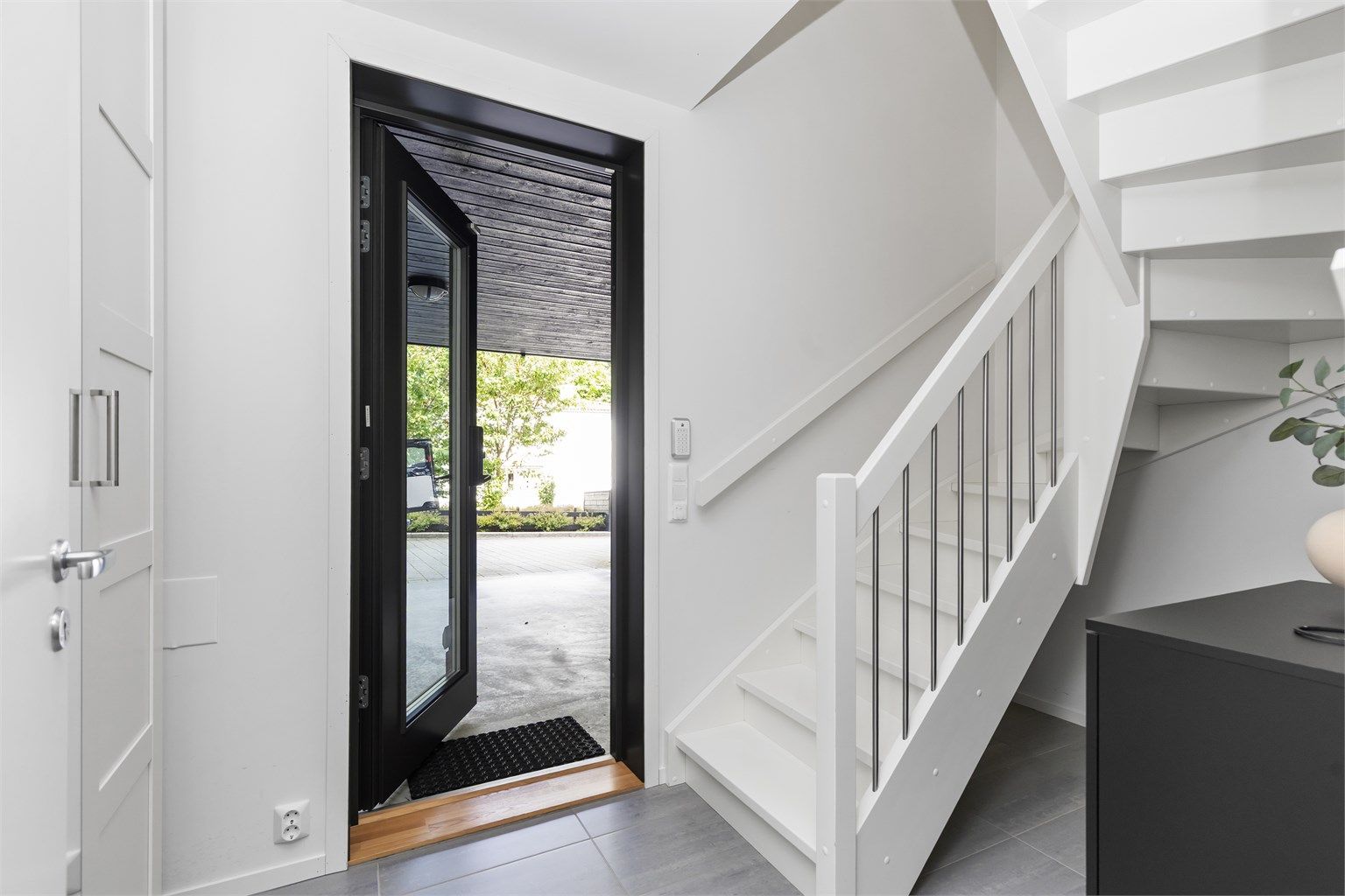 Hall / entrè med garderobe. 