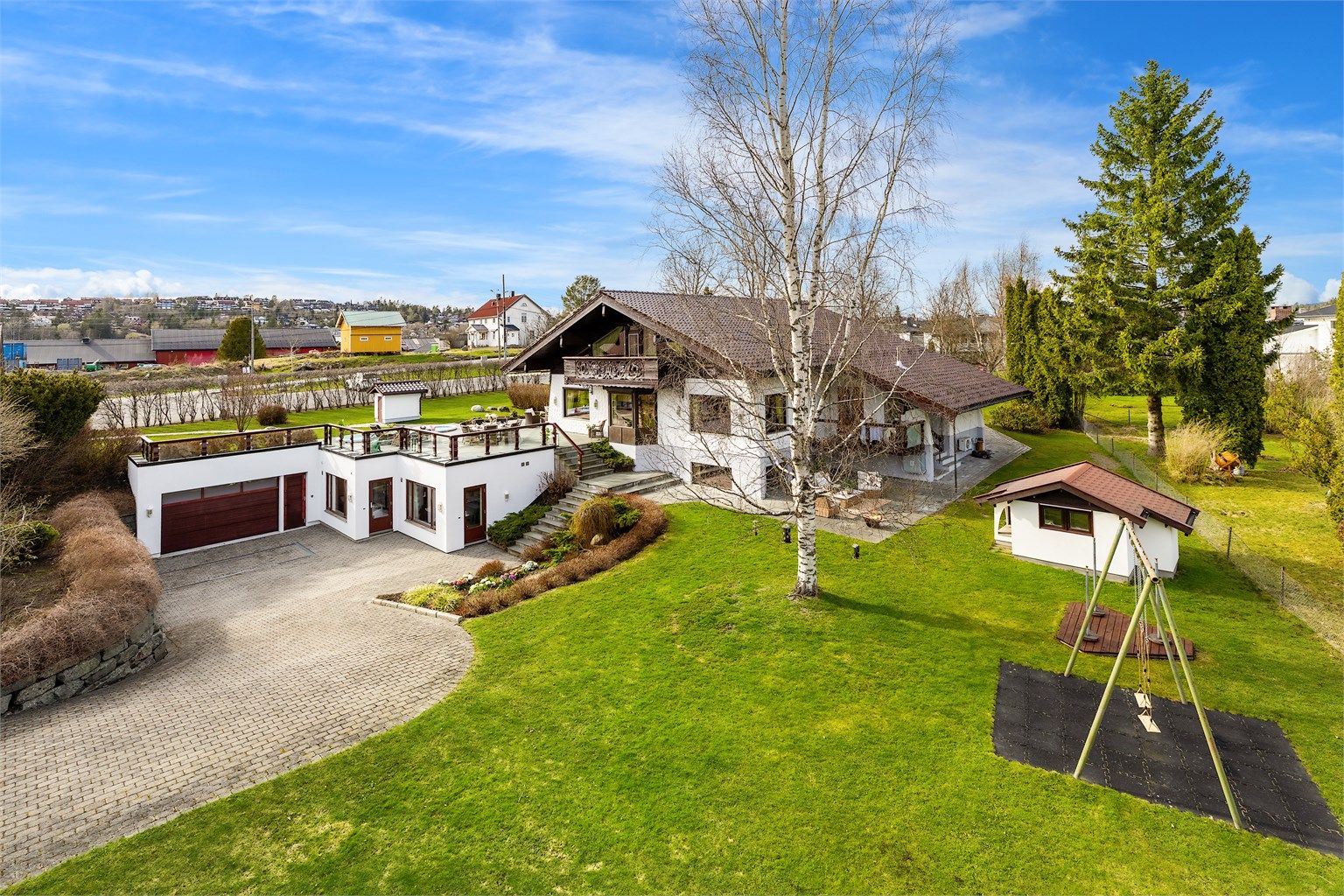 Eksklusiv, påkostet familieeiendom m/garasjeanlegg, gjestedeler, spa-fasiliteter, solrike uteplasser m/motstrømsbasseng