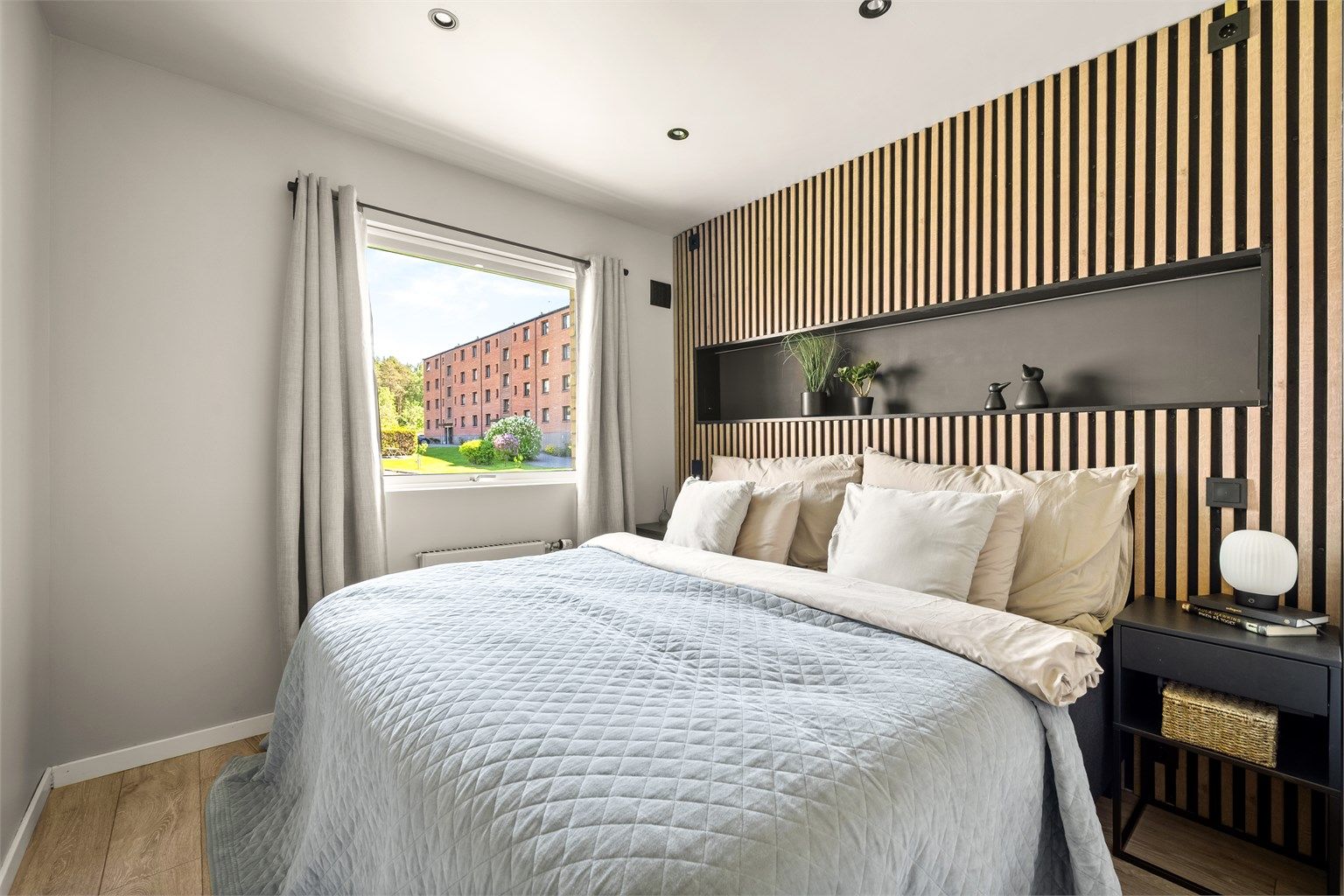 Soverommet er utstyrt med downlights i himlingen for god grunnbelysning. God plass til dobbeltseng og tilhørende møblement.