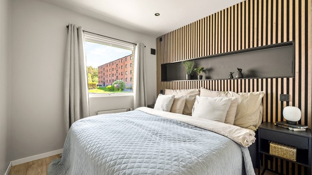 Soverommet er utstyrt med downlights i himlingen for god grunnbelysning. God plass til dobbeltseng og tilhørende møblement.