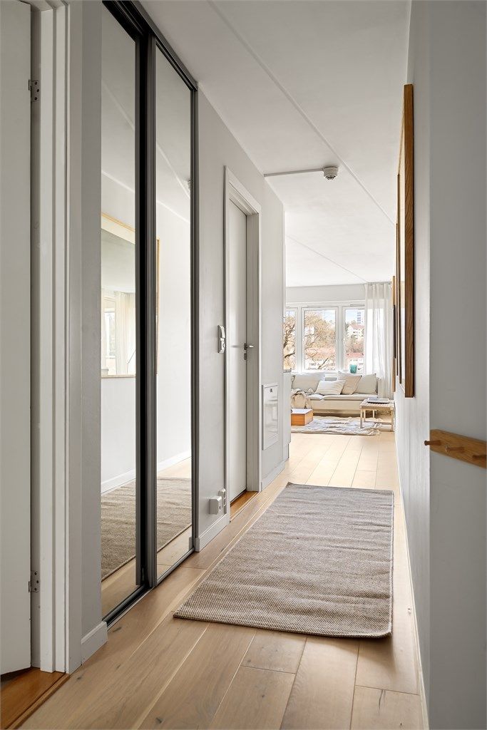 Ytterligere oppbevaringsplass i plassbygd skyvedørsgarderobe i mellomgangen