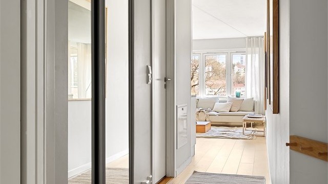 Ytterligere oppbevaringsplass i plassbygd skyvedørsgarderobe i mellomgangen