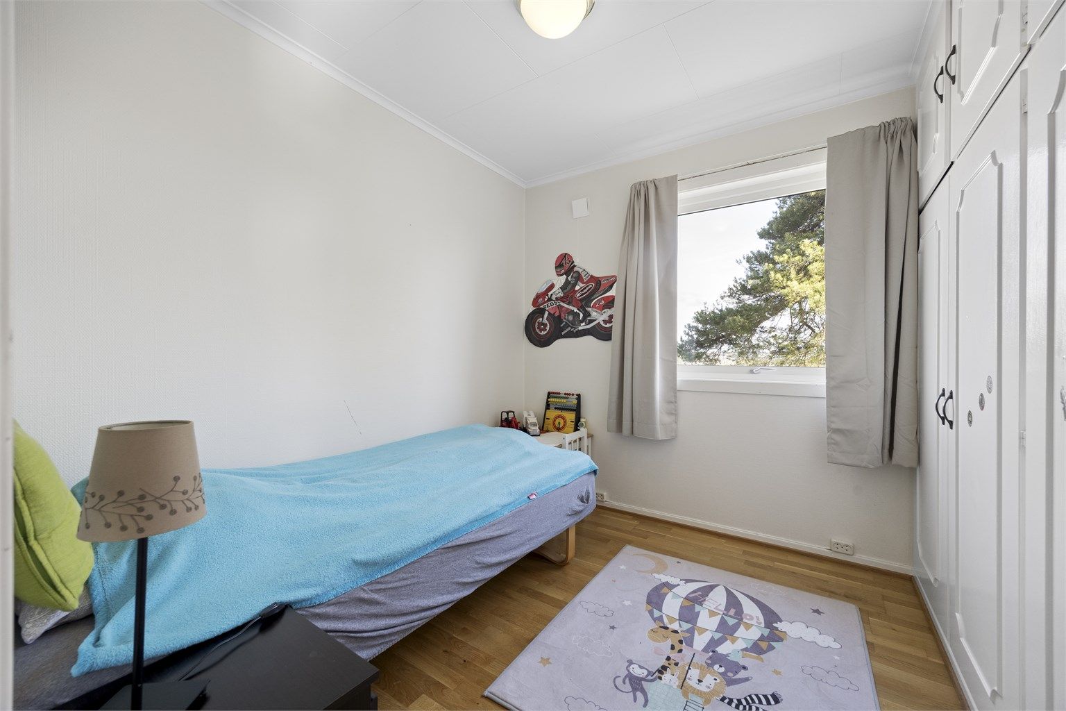 Et av de tre soverommene i hovedetasjen, ideelt som barnerom.