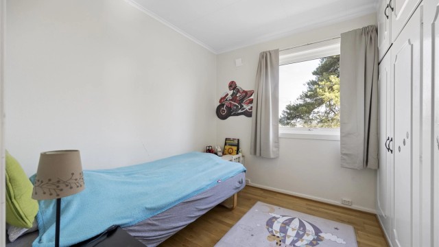 Et av de tre soverommene i hovedetasjen, ideelt som barnerom.