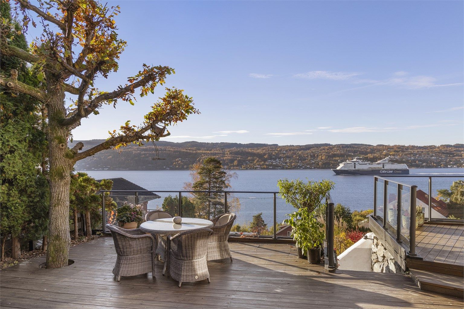 Fra den øvre terrassen på ca. 86 m² kan man nyte en fantastisk utsikt over fjorden.