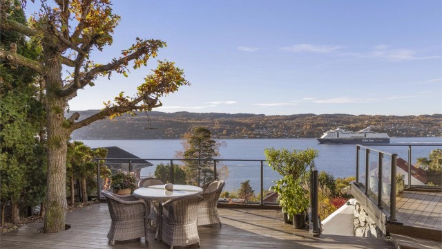 Fra den øvre terrassen på ca. 86 m² kan man nyte en fantastisk utsikt over fjorden.