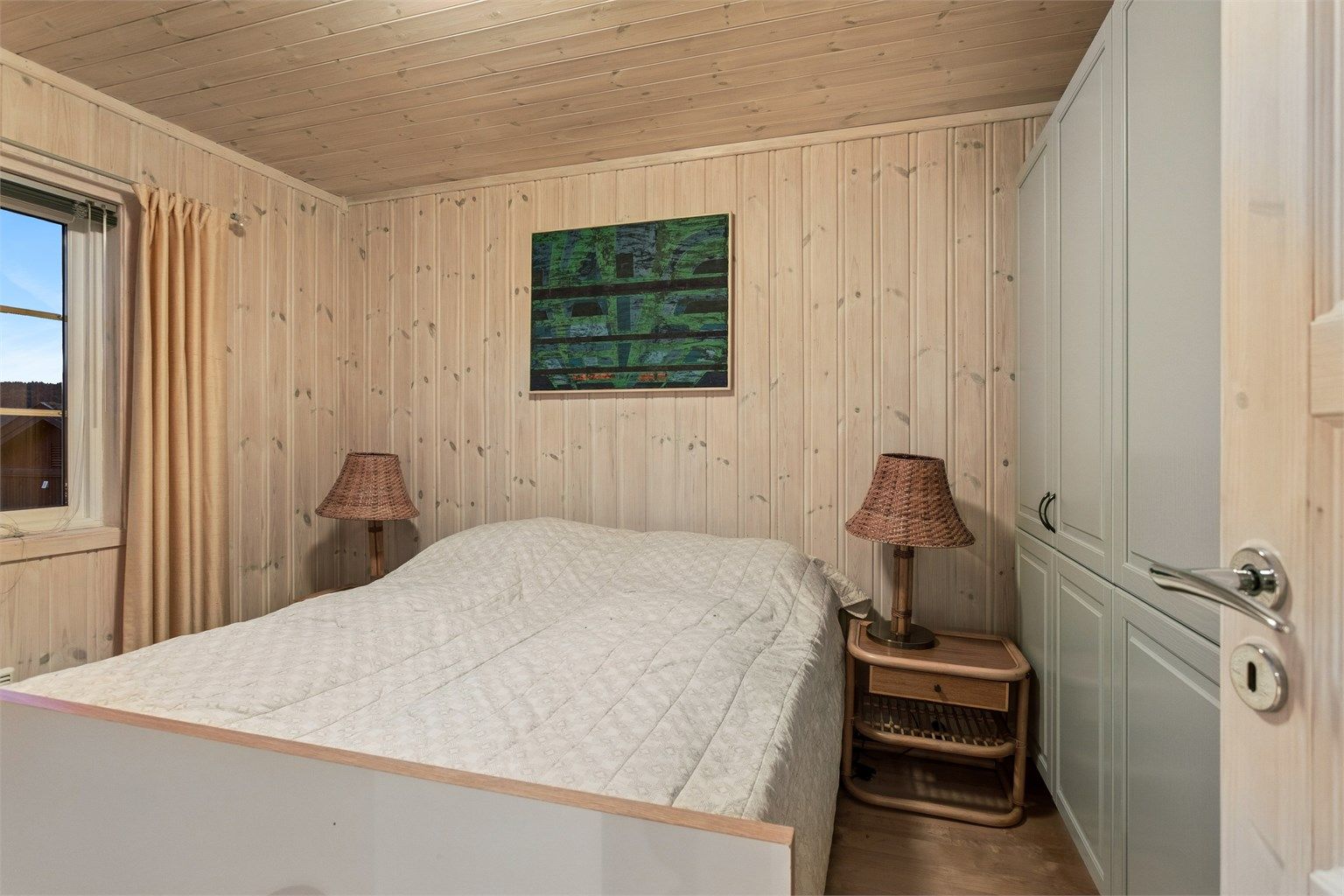 Soverommet har god plass til dobbeltseng og nattbord på begge sider.