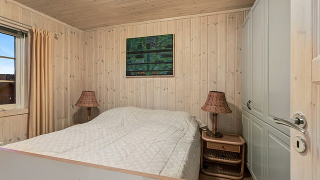Soverommet har god plass til dobbeltseng og nattbord på begge sider.