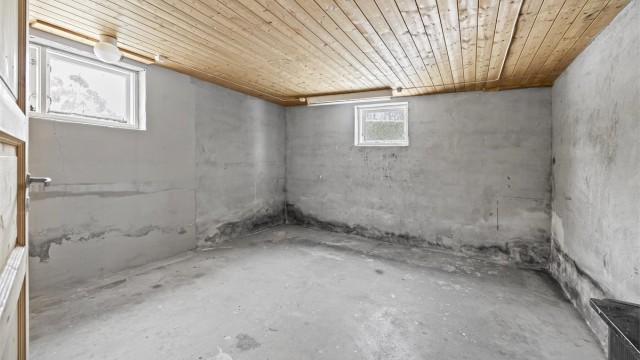 Kjelleren er hovedsakelig uinnredet og gir rikelig med lagringsplass.