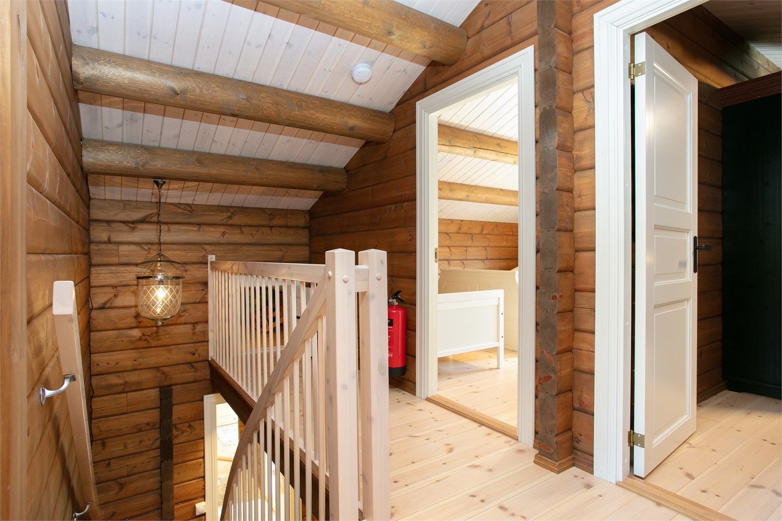 Trappegang i loftsetasjen med adkomst til soverom og loftstue.