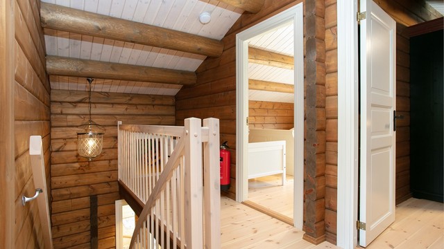 Trappegang i loftsetasjen med adkomst til soverom og loftstue.