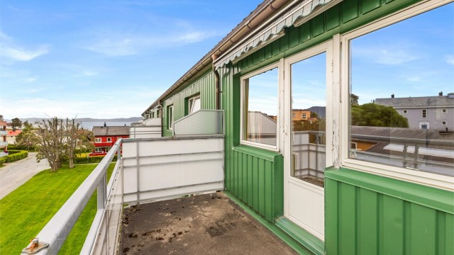 Balkongen ligger fint til på byggets øvre plan, med utgang direkte fra stuen. Balkongen vil på sommerstid oppleves som en fin forlengelse av stuen.