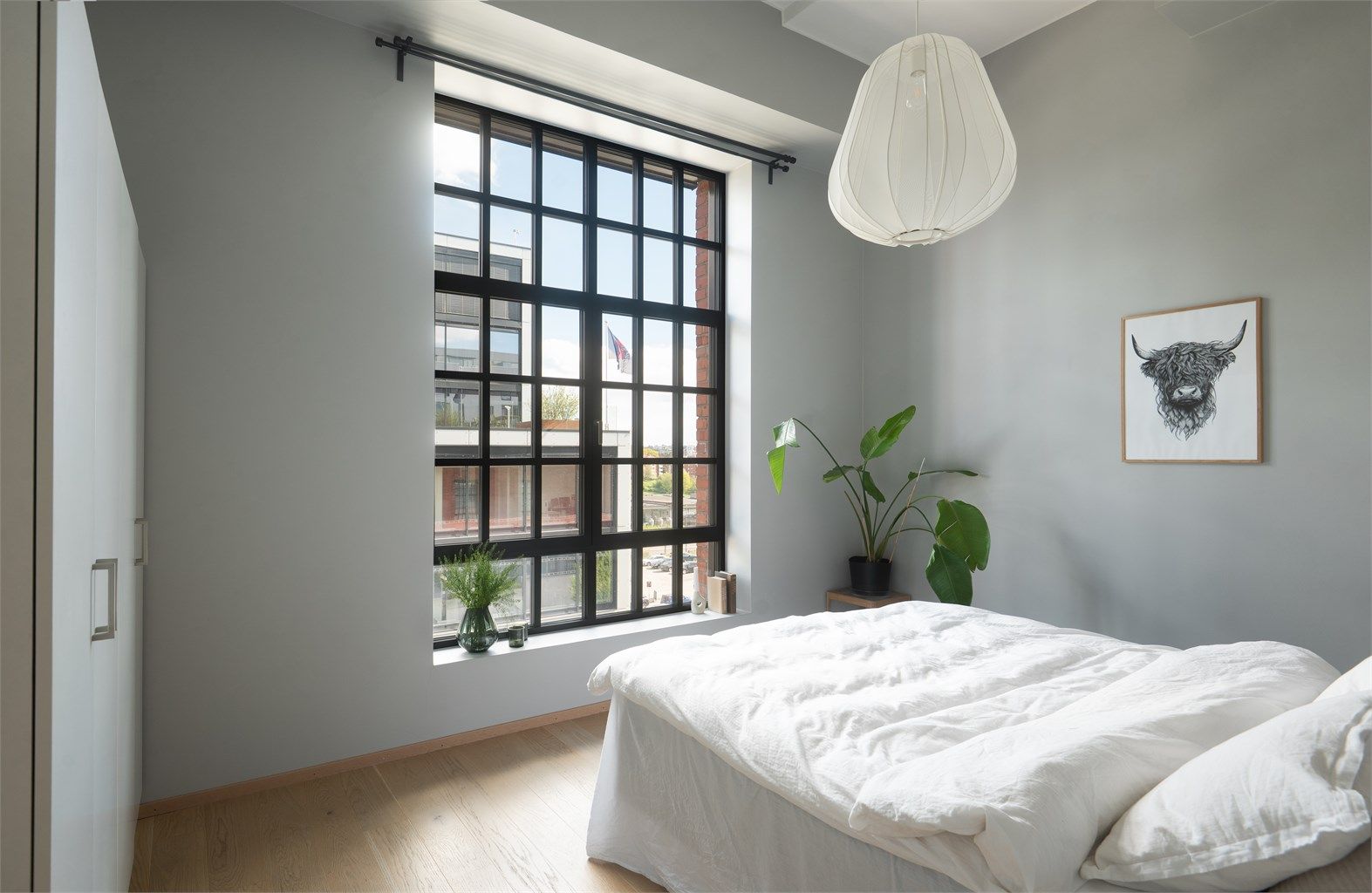 Rommet har fleksibel innredningsmulighet med plass til både garderobe og arbeidsplass.