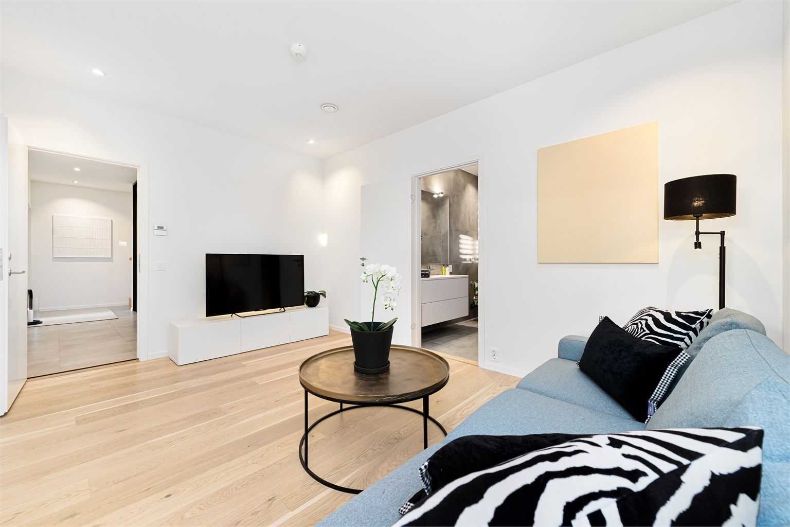 Praktisk stue/tv-rom i underetasjen med lydisolert dør til hall/gang